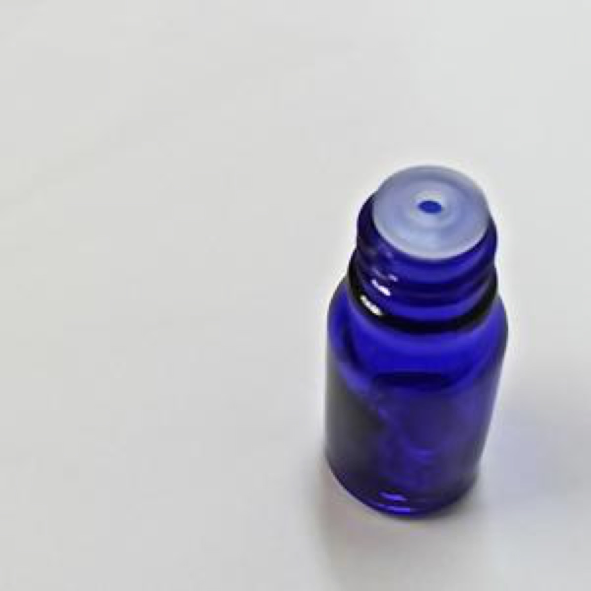 画像2: アロマ遮光瓶 10mL コバルト【アルミキャップ 穴あき中栓付き】